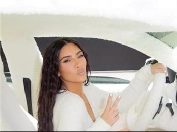 لامبورگینی سفید کیم کارداشیان تزئین شده با پارچه پشمی برند پوشاک‌اش Skims