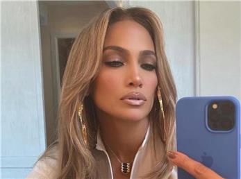 قرتی بازی روز جمعه جنیفر لوپز با استایل ترندی+ عکس