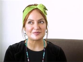 ویدیو کامل گفتگوی مهناز افشار با ظاهر جدید در ترکیه