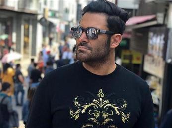 ازدحام شدید برای دیدن محمدرضا گلزار در افتتاحیه یک فروشگاه خودرویی !