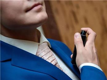 4 روش موثر برای پاک کردن لکه عطر از روی لباس