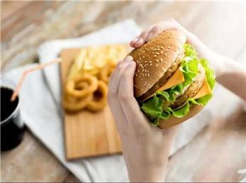 کمبود ۶ ماده غذایی موجب چاقی و پرخوری می‌شود