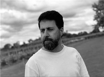 بازیگر مشهور پایتخت به سوگ پدرش نشست