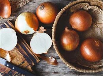 ۸ ترفند ساده برای تازه نگه داشتن پیاز در خانه