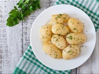 نکاتی که نمی‌دانستید؛ یک اشتباه رایج در آب‌پز کردن سیب‌زمینی