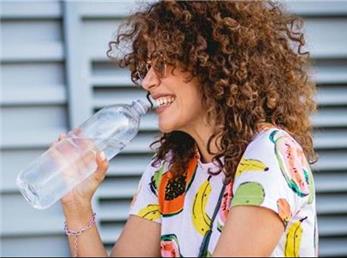 هرگز ایستاده آب نخورید!