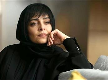 تیپ پاییزی و جذاب ساره بیات با کلاه کپ ورزشی + عکس