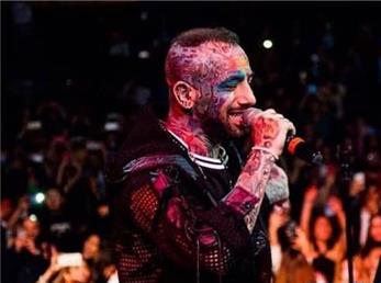 صف 300 متری دم کنسرت تتلو؛ تتو زدن وسط اجرای زنده!