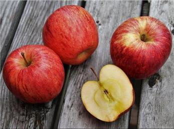 هشدار در مورد خوردن سیب را جدی بگیرید