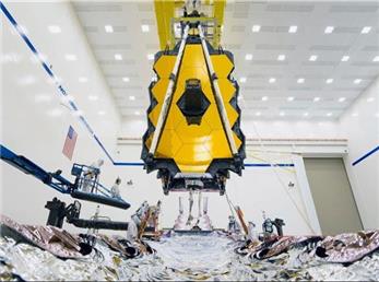 «جعبه‌گشایی» از تلسکوپ فضایی جیمز وب در پایگاه فضایی گویان + فیلم