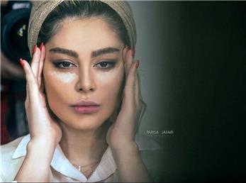 سحر قریشی در آغوش هوادارن در خیابان‌های ترکیه