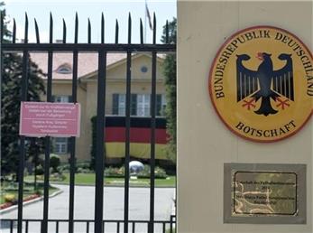 بنر عجیب مقابل سفارت آلمان در تهران + عکس