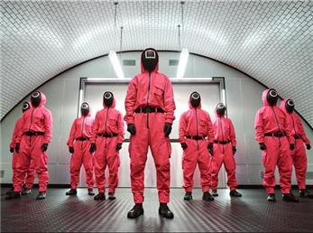 ورودی یک کافه رستوران در فرمانیه تهران به سبک سریال بازی مرکب