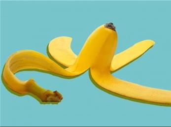 چرا باید پوست موز را روی بازوی خود بمالید؟