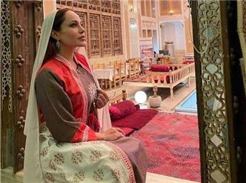 خوانندگی بدل آنجلینا جولی در هتلی در ایران!