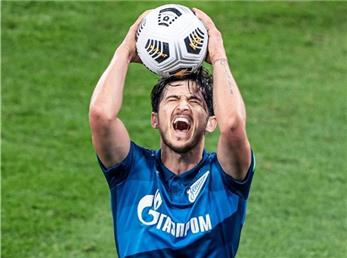 آتش بازی دردسرساز تماشاگران روس در حضور آزمون + فیلم