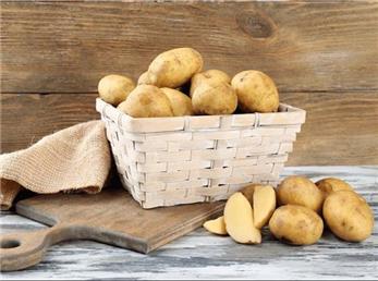 ۸ دلیل شگفت‌انگیز برای نوشیدن آب سیب‌زمینی خام