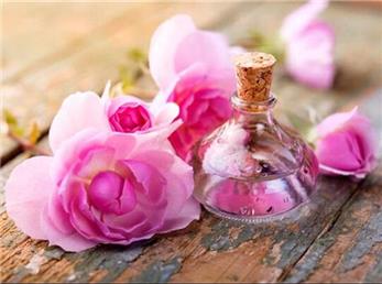 ۷ خاصیت معجزه‌آسای گلاب برای سلامتی