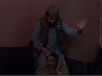 مجازات عجیب و جنجالی طالبان برای جوانی با مدل موی غربی  + فیلم