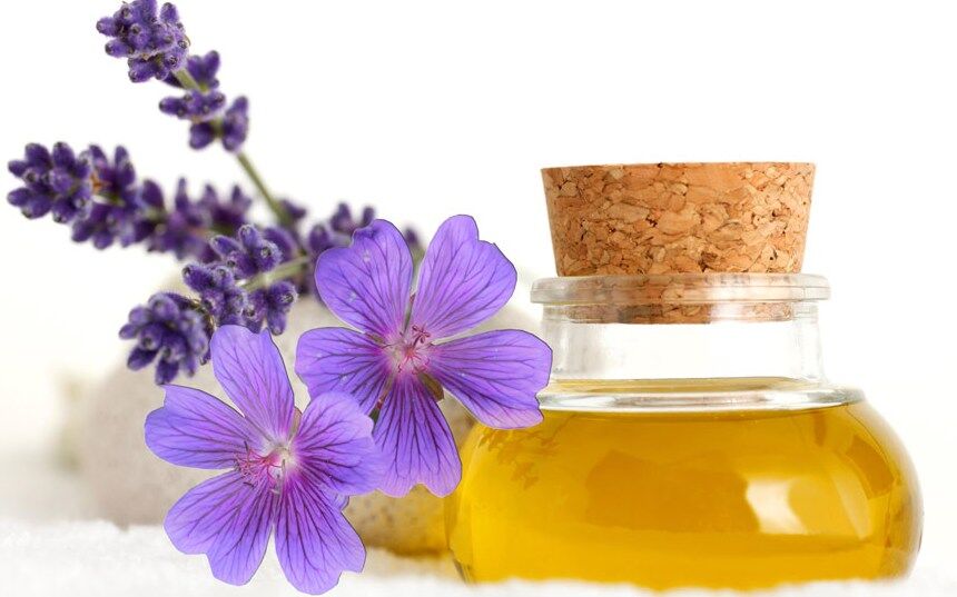۷ درمان تقلبی کرونا؛ از روغن بنفشه و خاکشیر تا سیر و نقره نوشیدنی