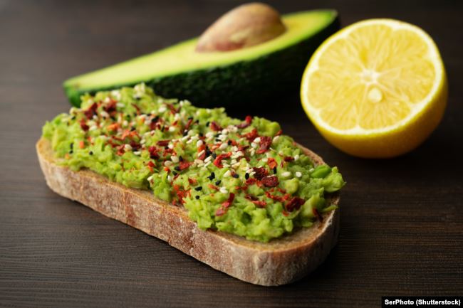 تُست آووکادو و گوجه فرنگی