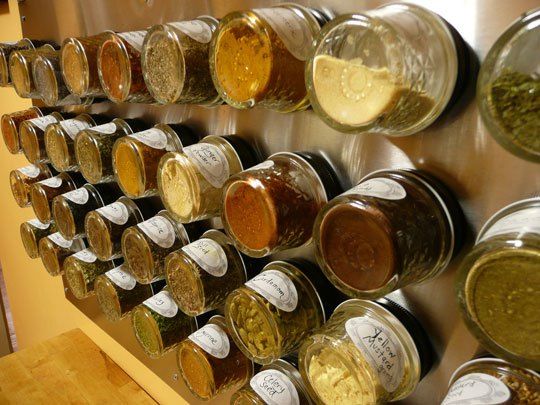 استفاده از شیشه های خالی سس برای ادویه