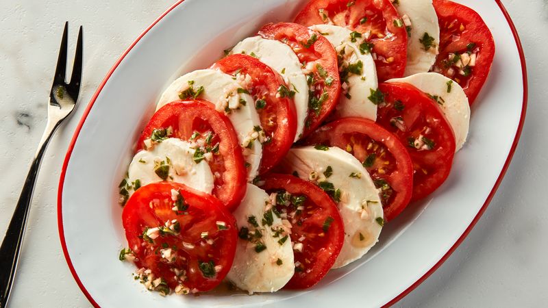 گوجه فرنگی و پنیر موزرلا