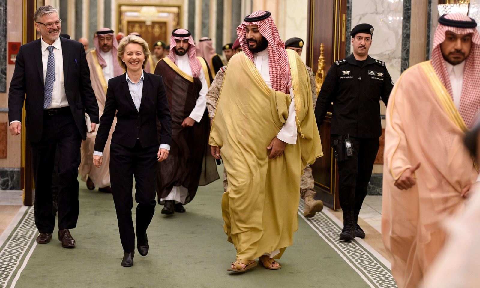 دستور حذف حجاب اجباری توسط بن سلمان